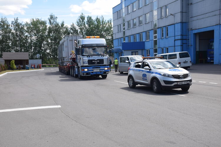 Перевозка и разгрузка трансформатора.