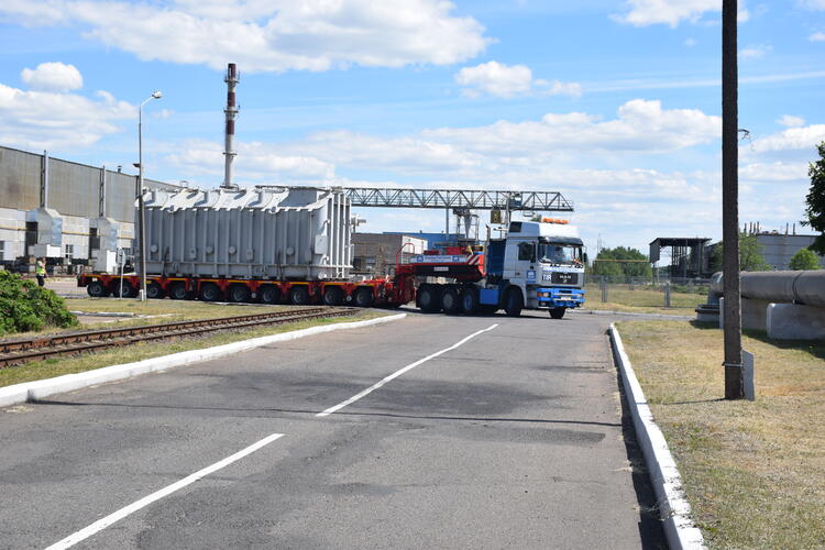 Перевозка и разгрузка трансформатора.